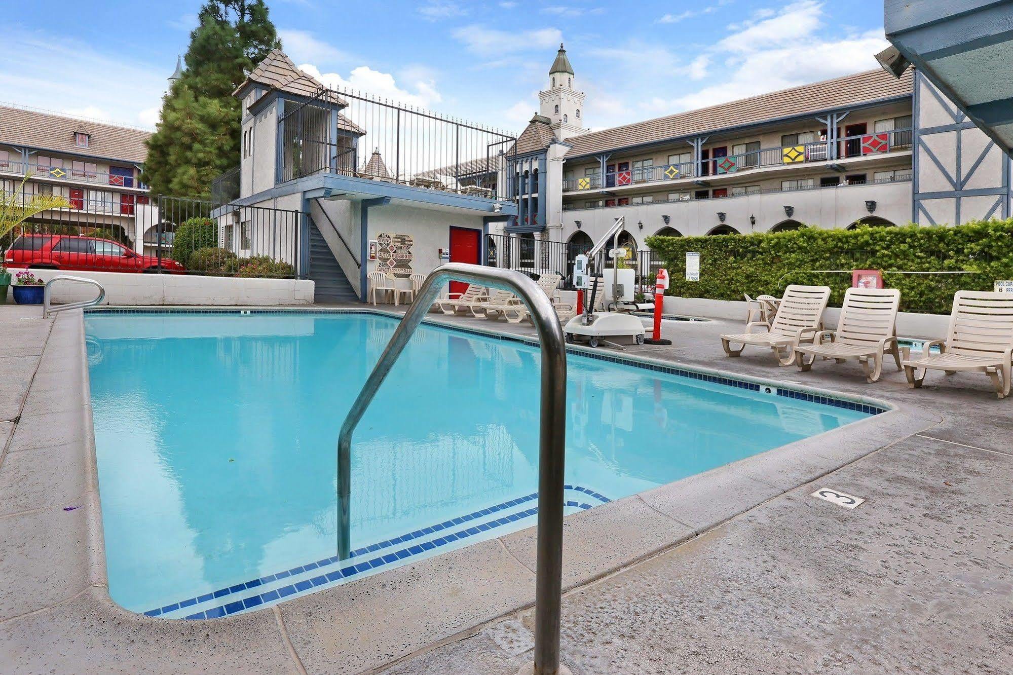 Castle Inn&Suites Anaheim Exterior foto